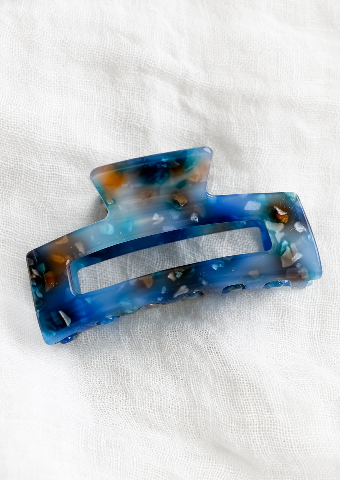 A color fleck hair claw in blue multi.